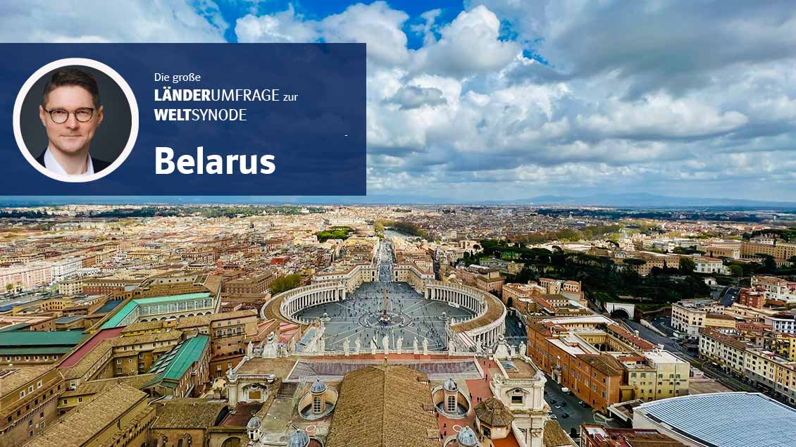 Blick von der Kuppel des Petersdoms auf den Petersplatz und die Stadt Rom