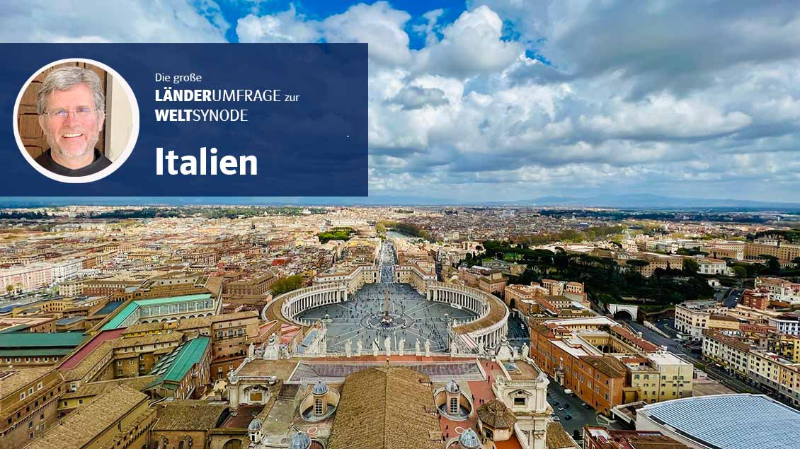Blick von der Kuppel des Petersdoms auf den Petersplatz und die Stadt Rom.