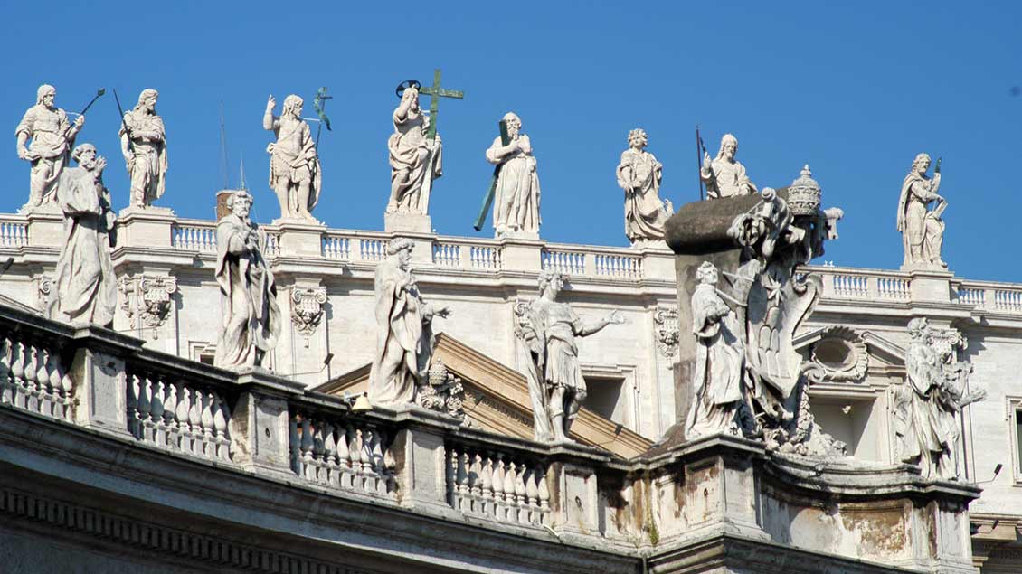 Heiligenfiguren am Petersdom in Rom