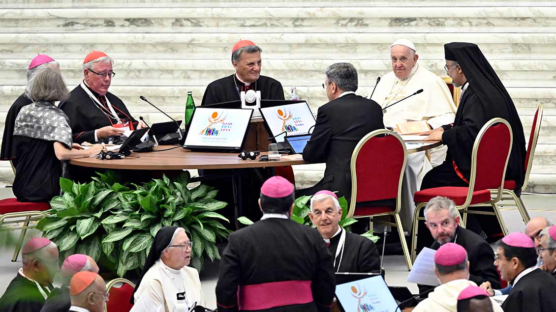 Papst Franziskus und weitere Teilnehmende bei der Weltsynode 