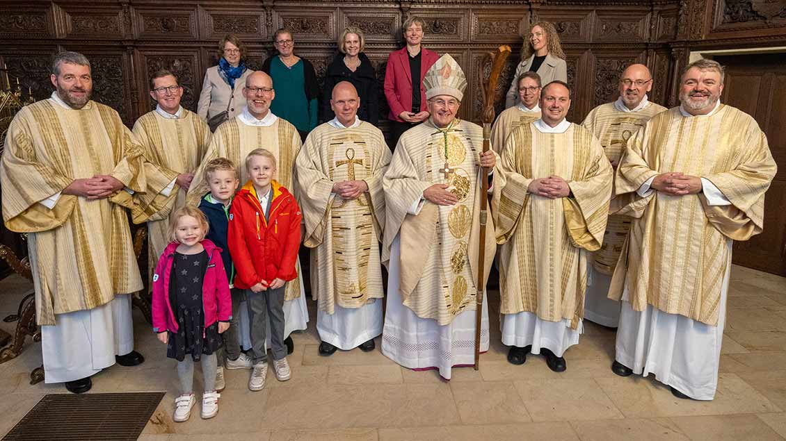 Die neuen Ständigen Diakone mit Ehefrauen, Kindern und Bischof Genn