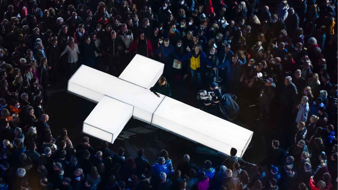 Leuchtendes Kreuz bei dem Event "Die Passion"