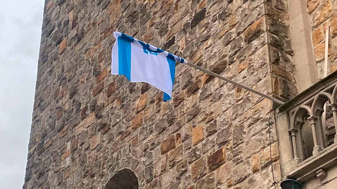 Israel-Flagge am Kirchturm in Gronau