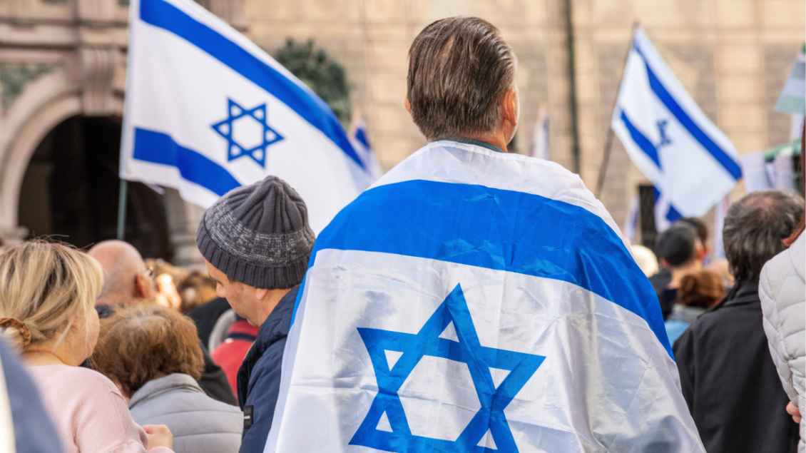Israel-Fahnen bei einer Demo in München