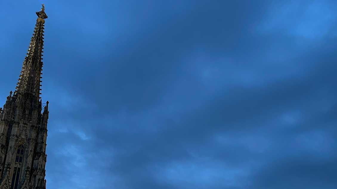 Kirchturm vor dunklen Wolken Foto: Markus Nolte