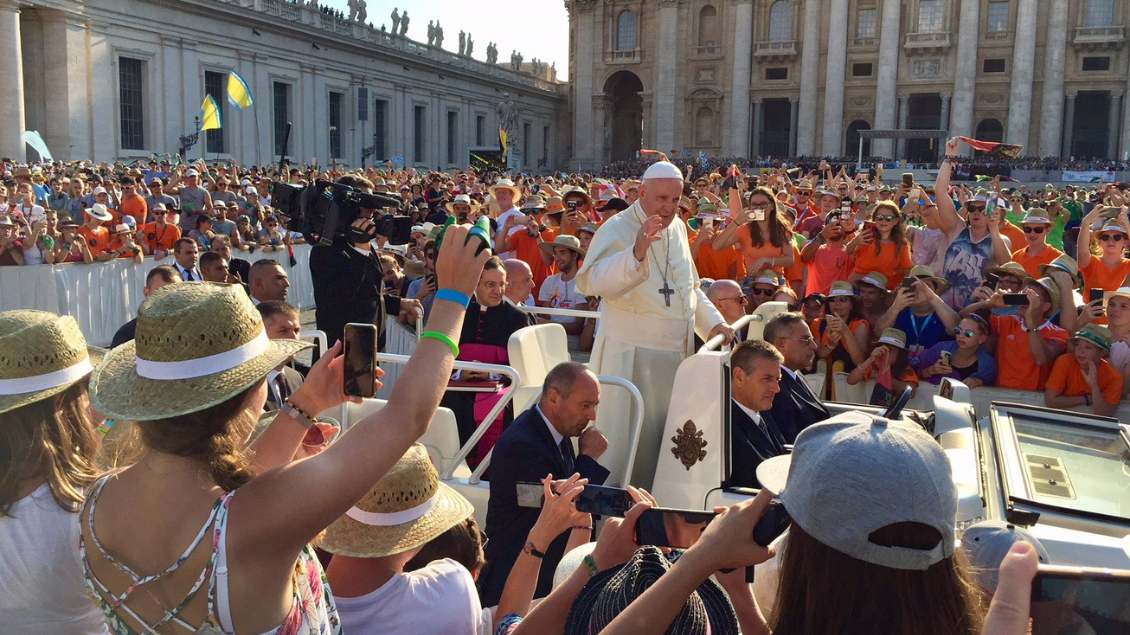 Papst Franziskus winkt auf dem Petersplatz jungen Menschen zu. Archivfoto: pbm