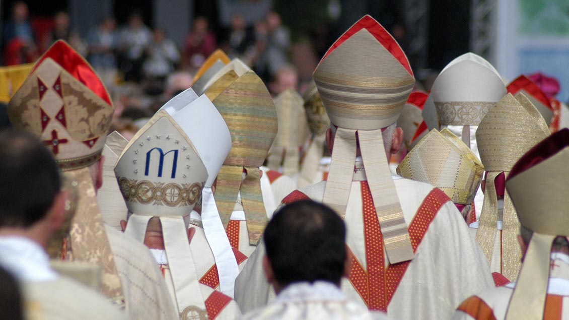 Bischöfe und Weihbischöfe mit Mitra
