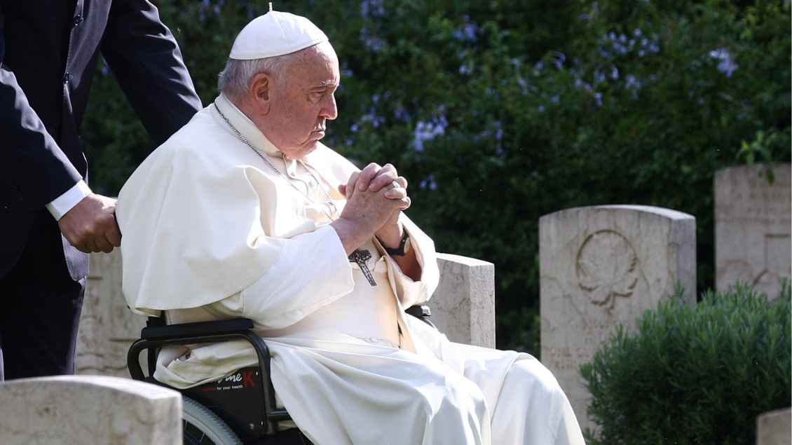 Papst Franziskus auf einem Soldatenfriedhof in Rom