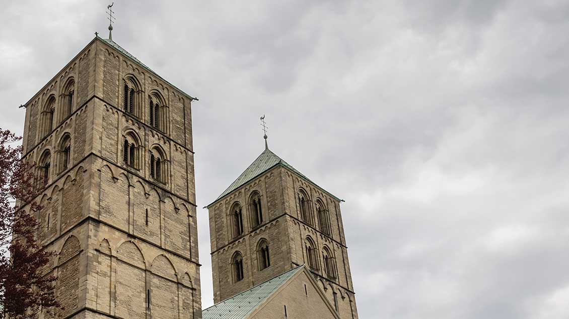 Domtürme in Münster unter dunklen Wolken
