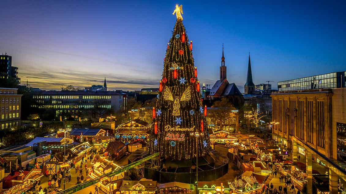 Der laut Angaben weltgrößte Weihnachtsbaum in Dortmund