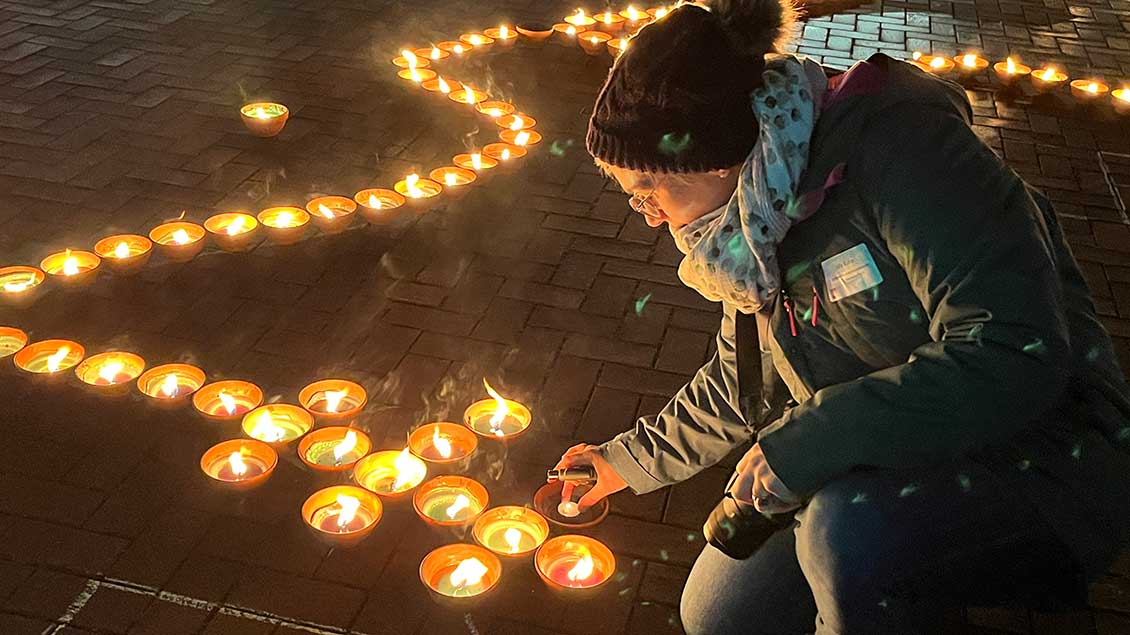 Menschen entzündeten Kerzen. | Foto: Maria Kessing