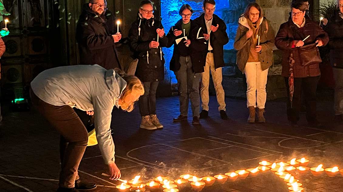 Auch die Gottesdienstbesucher trugen Kerzen in den Händen. | Foto: Maria Kessing