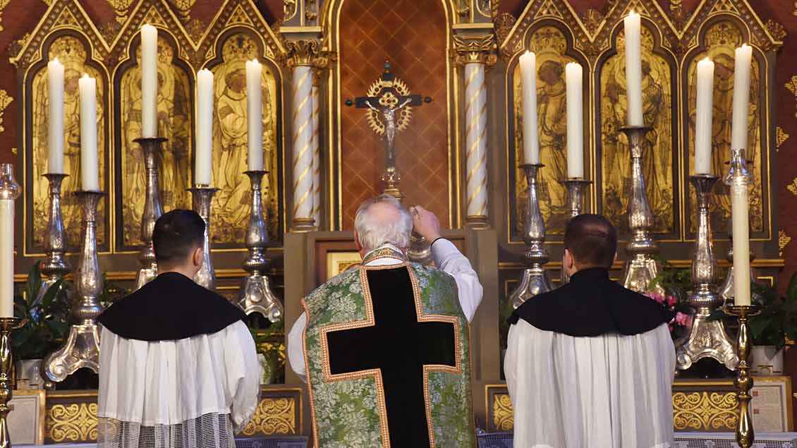 Priester während einer tridentinischen Messe 
