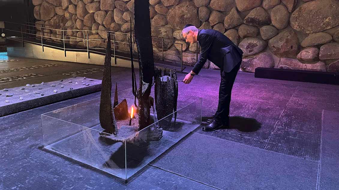 Bischof Heiner Wilmer in der Holocaust-Gedenkstätte Yad Vashem