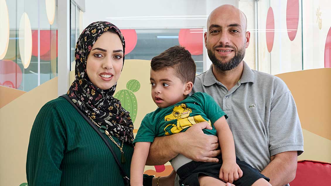 Der zweijährige Aser mit seiner Mutter Rawan und dem Vater Osama Khalifeh.