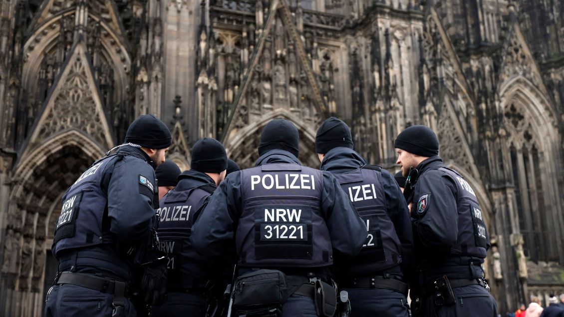 Polizisten vor dem Kölner Dom