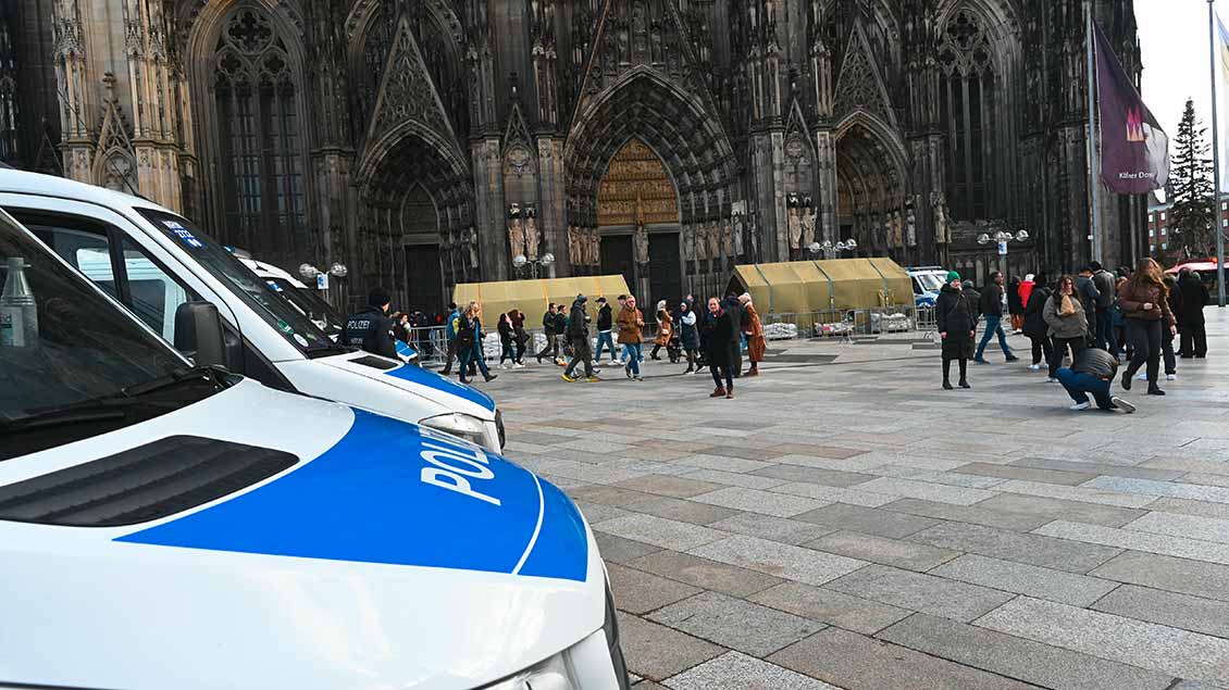 Polizeiwagen vor dem Eingang zum Kölner Dom