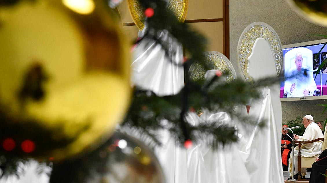 Papst Franziskus mit Weihnachtskrippe