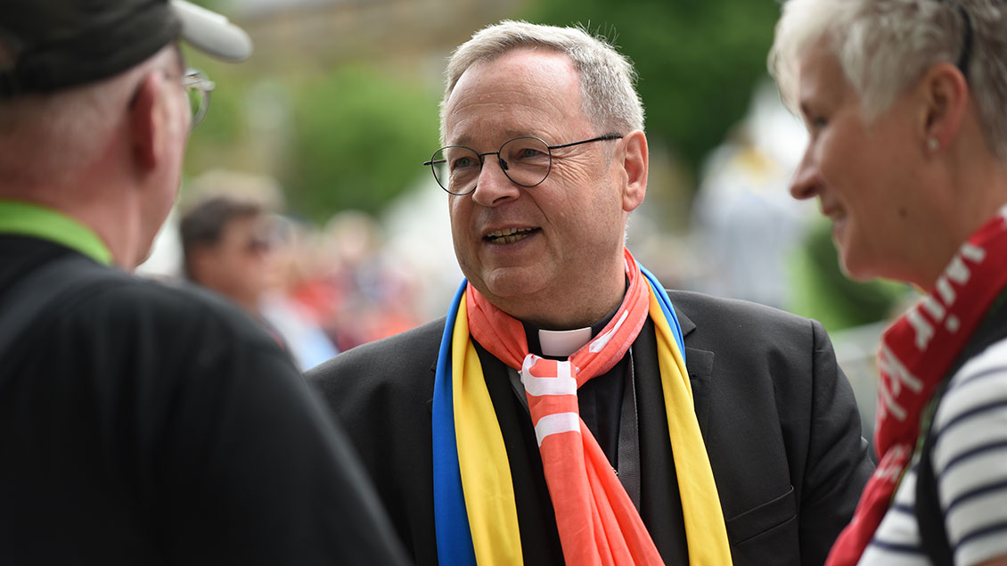 Bischof Georg Bätzing im Gespräch Archivfoto: Michael Bönte