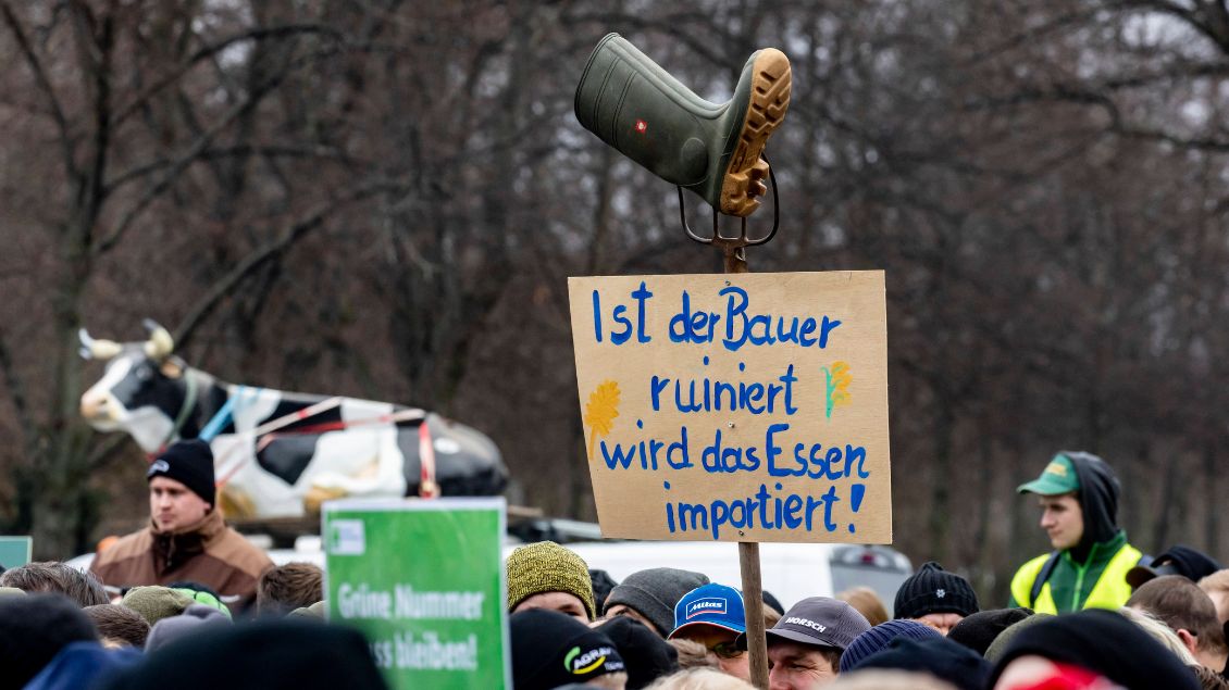 Menschen protestieren vor dem Brandenburger Tor.