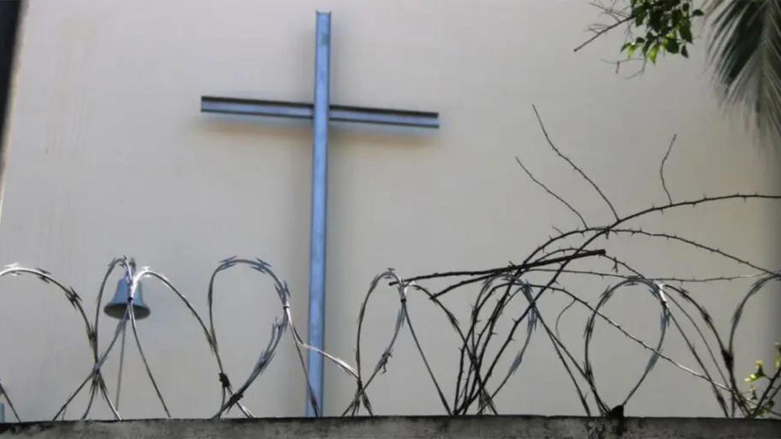 Kreuz hinter Stacheldraht an einer Kirche in Venezuela