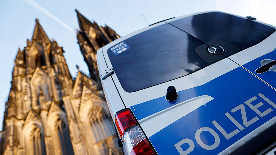 Polizei vor dem Kölner Dom