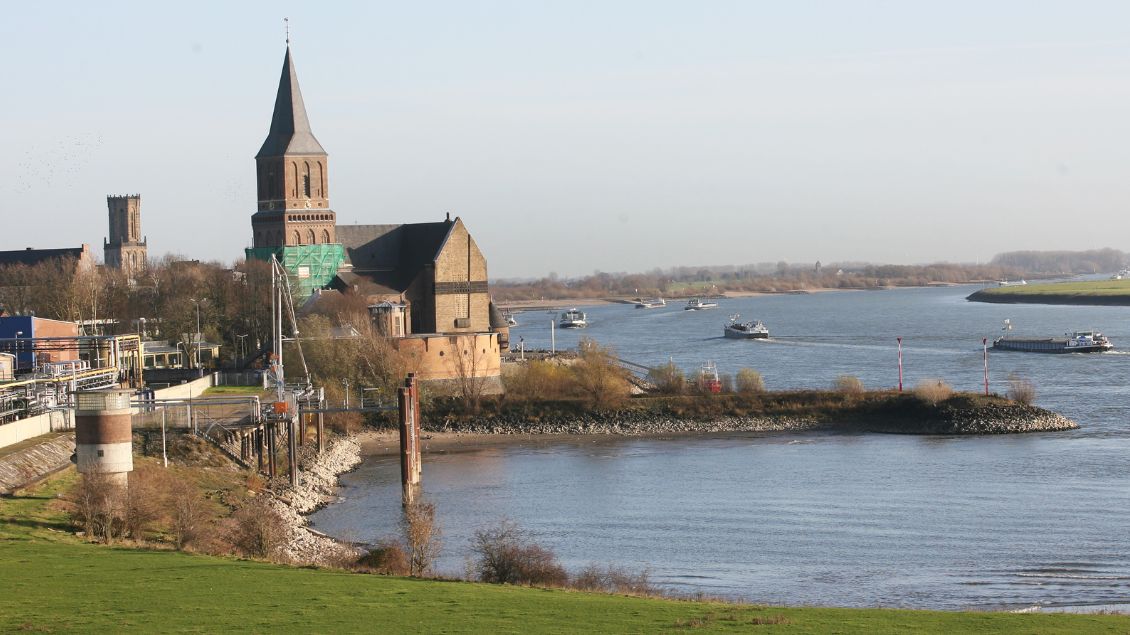 Die St.-Martini-Kirche an einem großen Fluss.