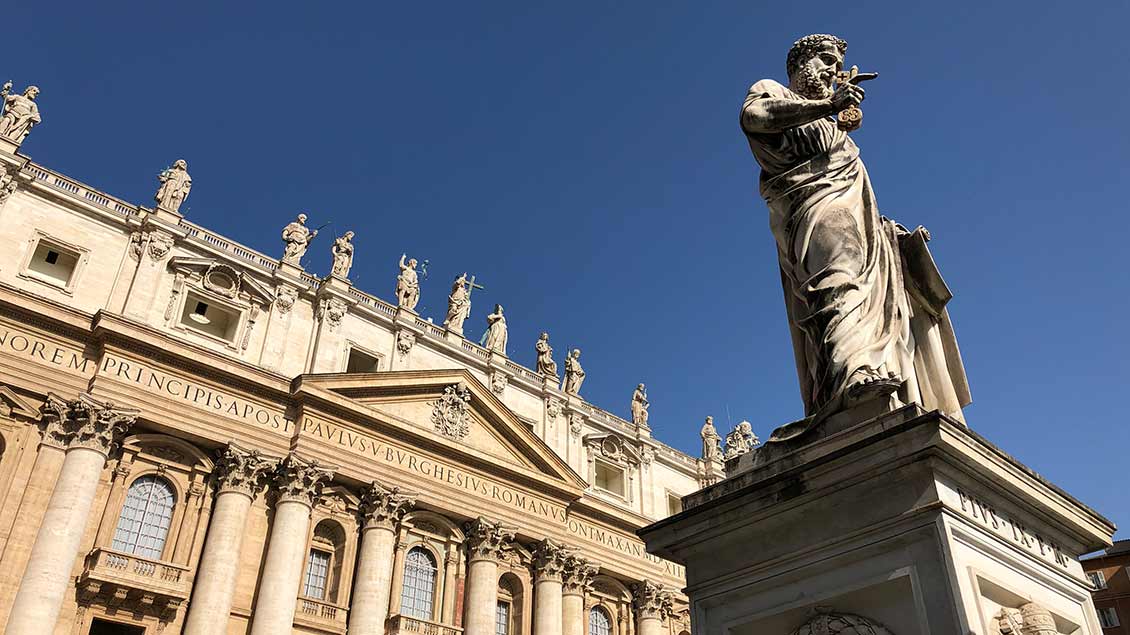 Fassade des Petersdoms mit Petrus-Statue