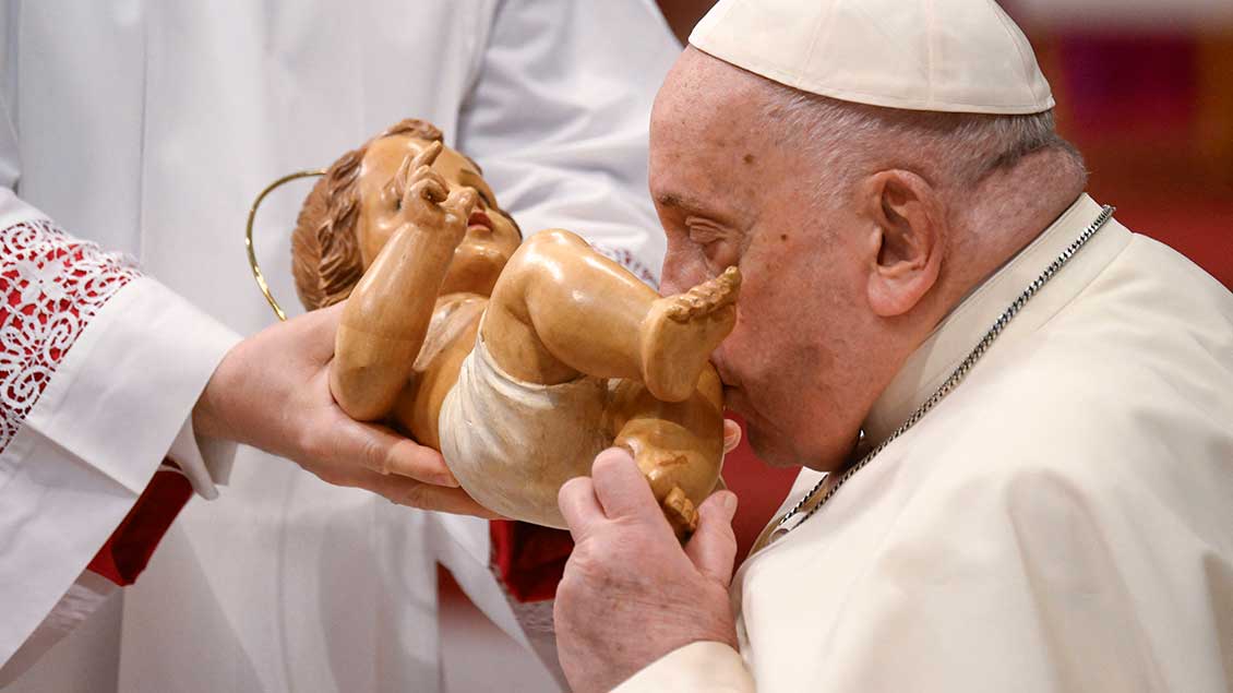 Papst Franziskus küsst das Jesuskind