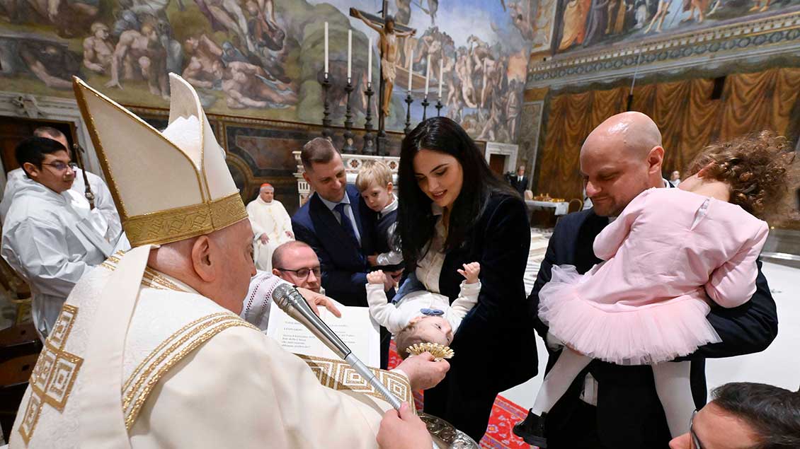 Papst Franziskus hat in der Sixtinischen Kapelle im Vatikan 16 kleine Kinder getauft.