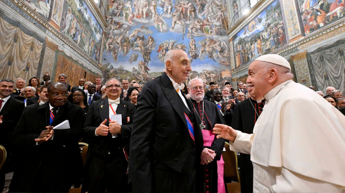 Papst Franziskus begrüßt Diplomaten
