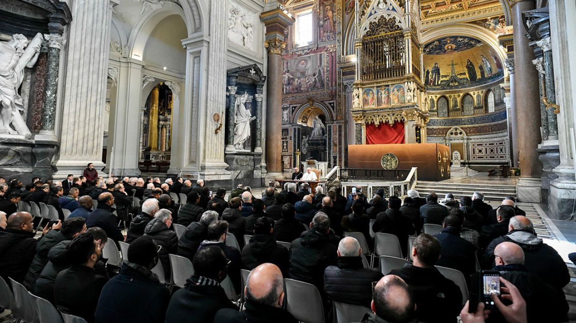 Papst Franziskus spricht vor Geistlichen in der Lateranbasilika