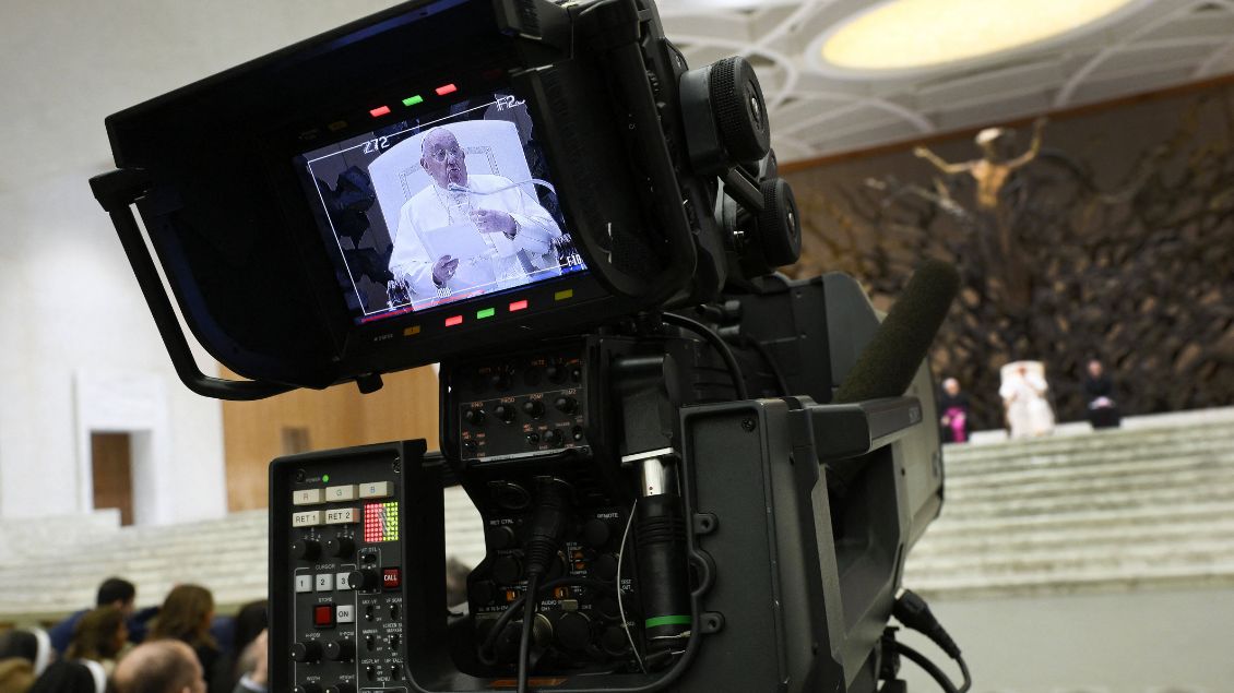 Eine Kamera filmt Papst Franziskus.