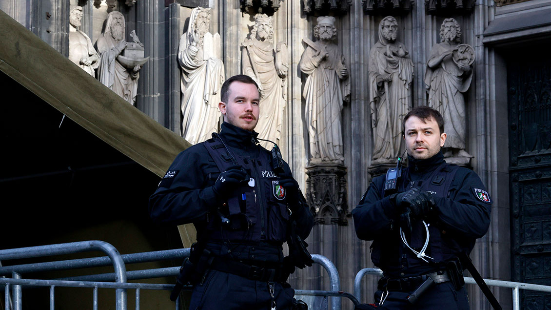 Polizeibeamte vor dem Kölner Dom
