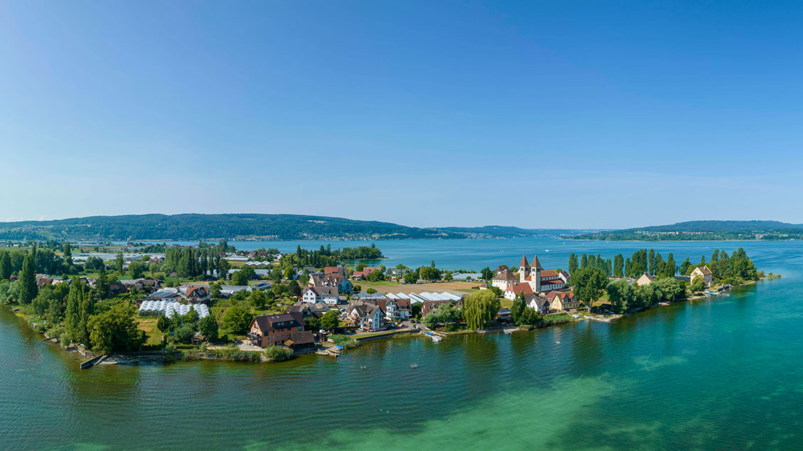 Luftbild-Panorama von der Insel Reichenau von Norden gesehen.