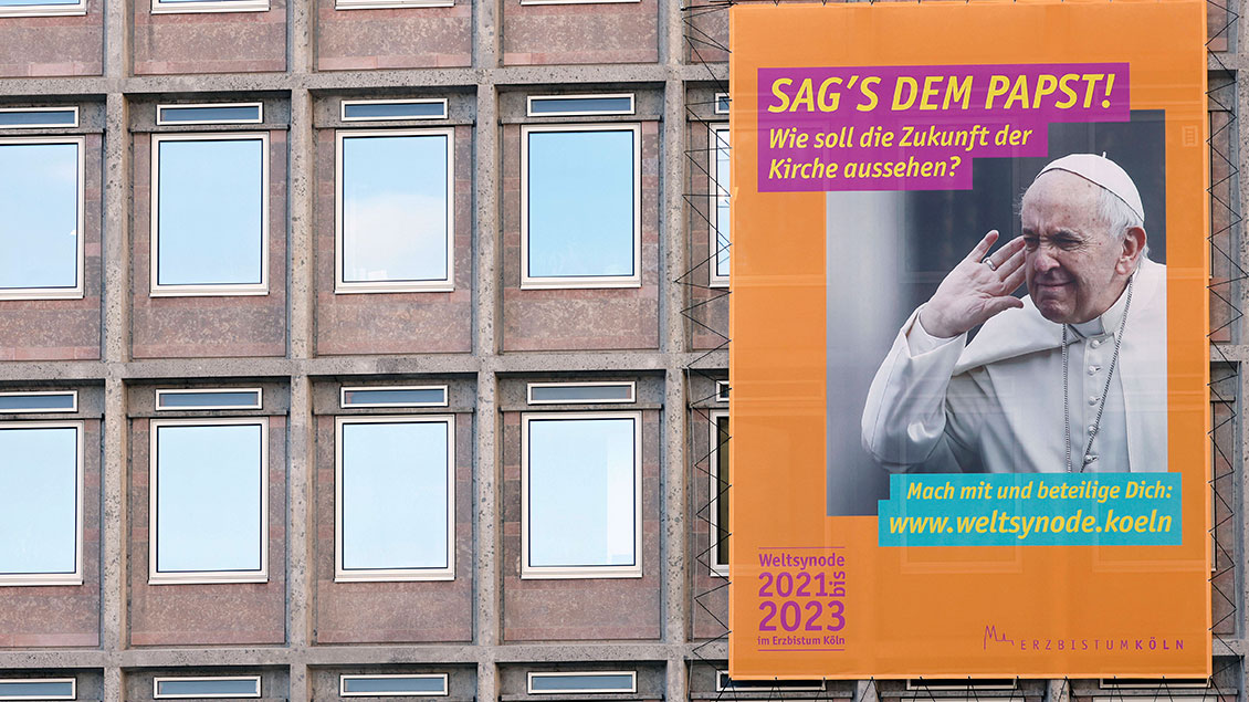 Plakat "Sag's dem Papst" an einem Gebäude