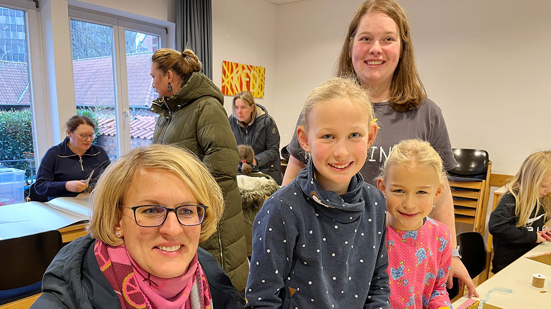 von links: Alexandra Meßmann, ihre beiden Töchter Pia (10) und Lissie (8) und Betreuerin Svenja Ewers.