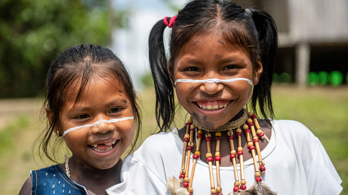 Zwei Mädchen von der Volksgruppe der Tikuna leben in Santa Sofía Foto: Florian Kopp (Kindermissionswerk)
