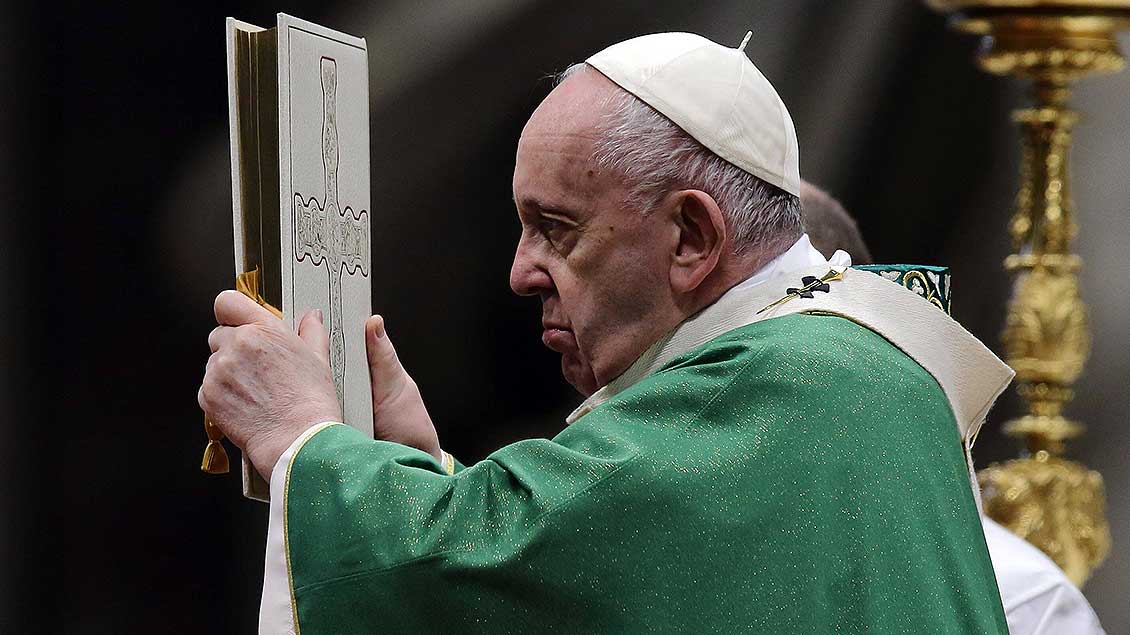 Papst Franziskus trägt ein Evangeliar