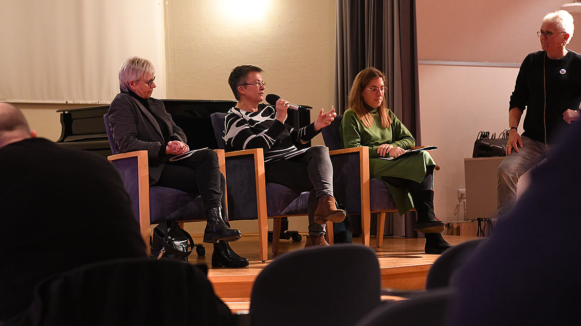 Von links: Maria Klein-Schmeink, Kathrin Vogler, Cornelia Wilkens und Moderator Roland Weigel von der Initiative „Starke Pflege Münster“