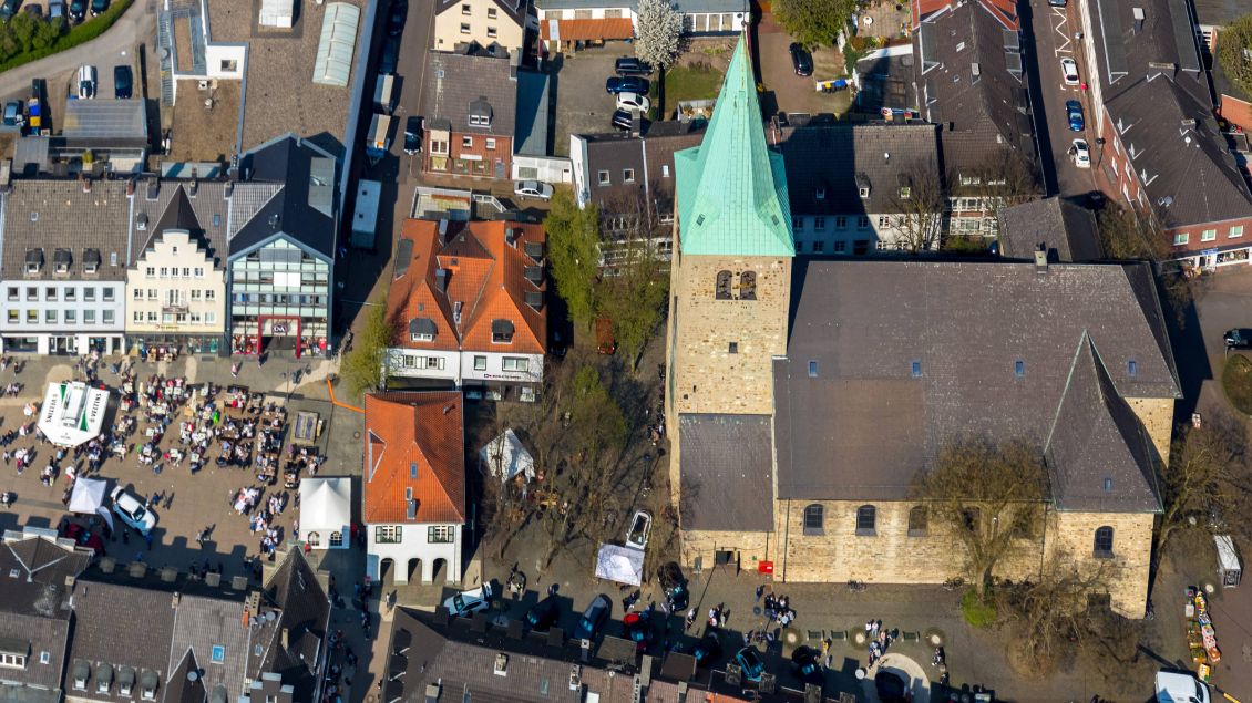 Ein Luftbild der St.-Agatha-Kirche in Dorsten.