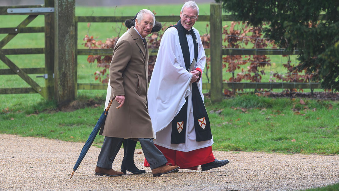 König Charles III. mit einem Geistlichen beim Gang in die Kirche Foto: Cover-Images (Imago)