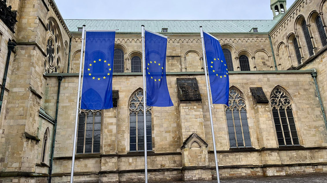 Drei Europaflaggen an Münsters Paulusdom