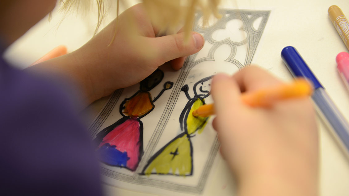 Kindergartenkind beim Malen
