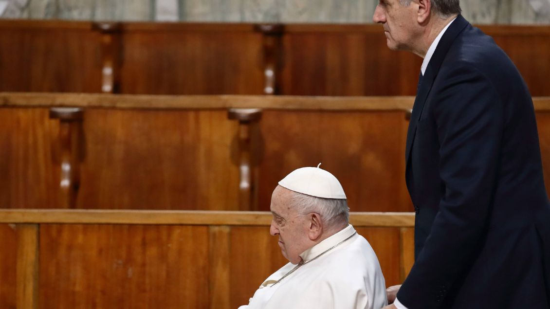 Papst Franziskus wird im Rollstuhl geschoben