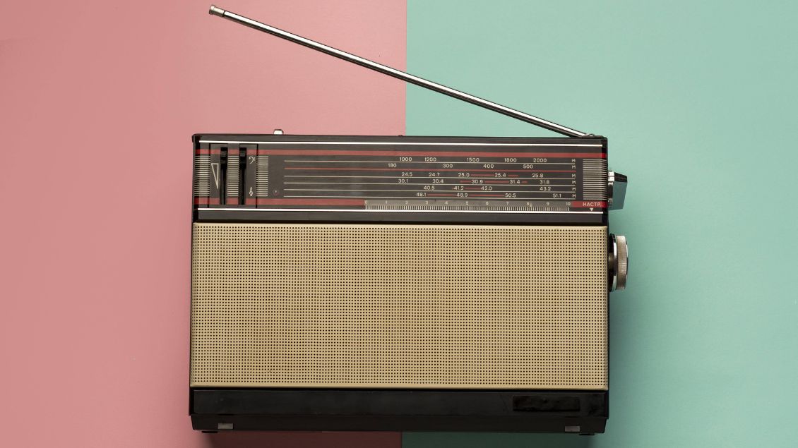 Ein Retro-Radio vor buntem Hintergrund.