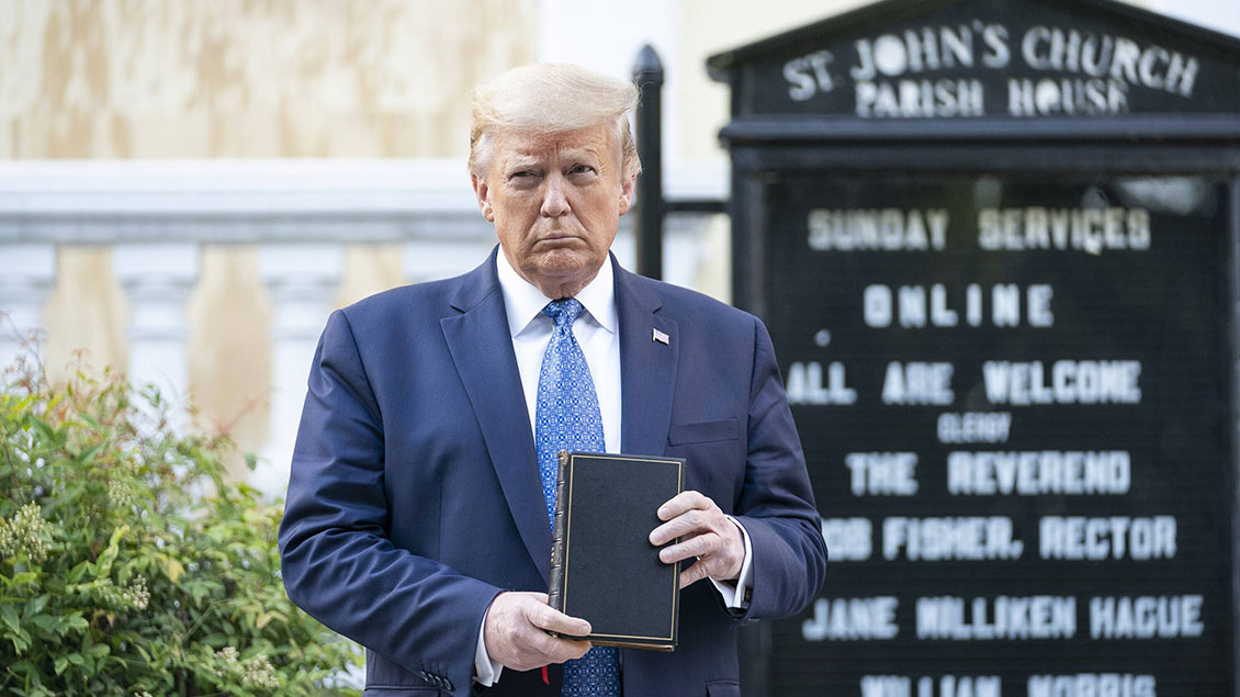 Donald Trump mit Bibel vor einer Kirche