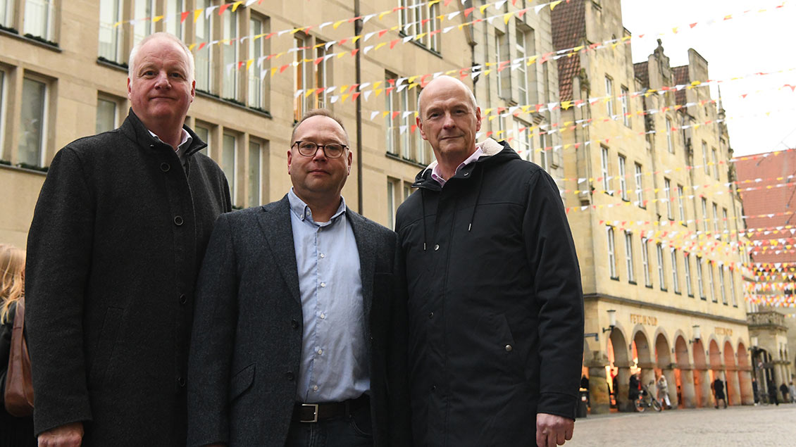 Stadtdechant Ulrich Messing, Superintendent Holger Erdmann und Frank Thiel vom ACK stehen auf dem Prinzipalmarkt in Münster.