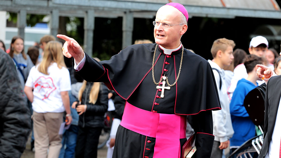 Bischof Franz-Josef Overbeck zeigt mit dem Finger nach vorn