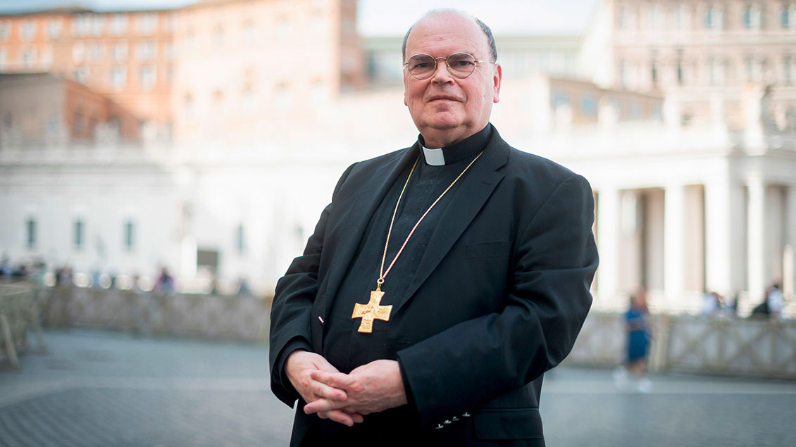 Bischof Bertram Meier mit Brustkreuz auf dem Petersplatz Foto: Cristian Gennari (KNA)